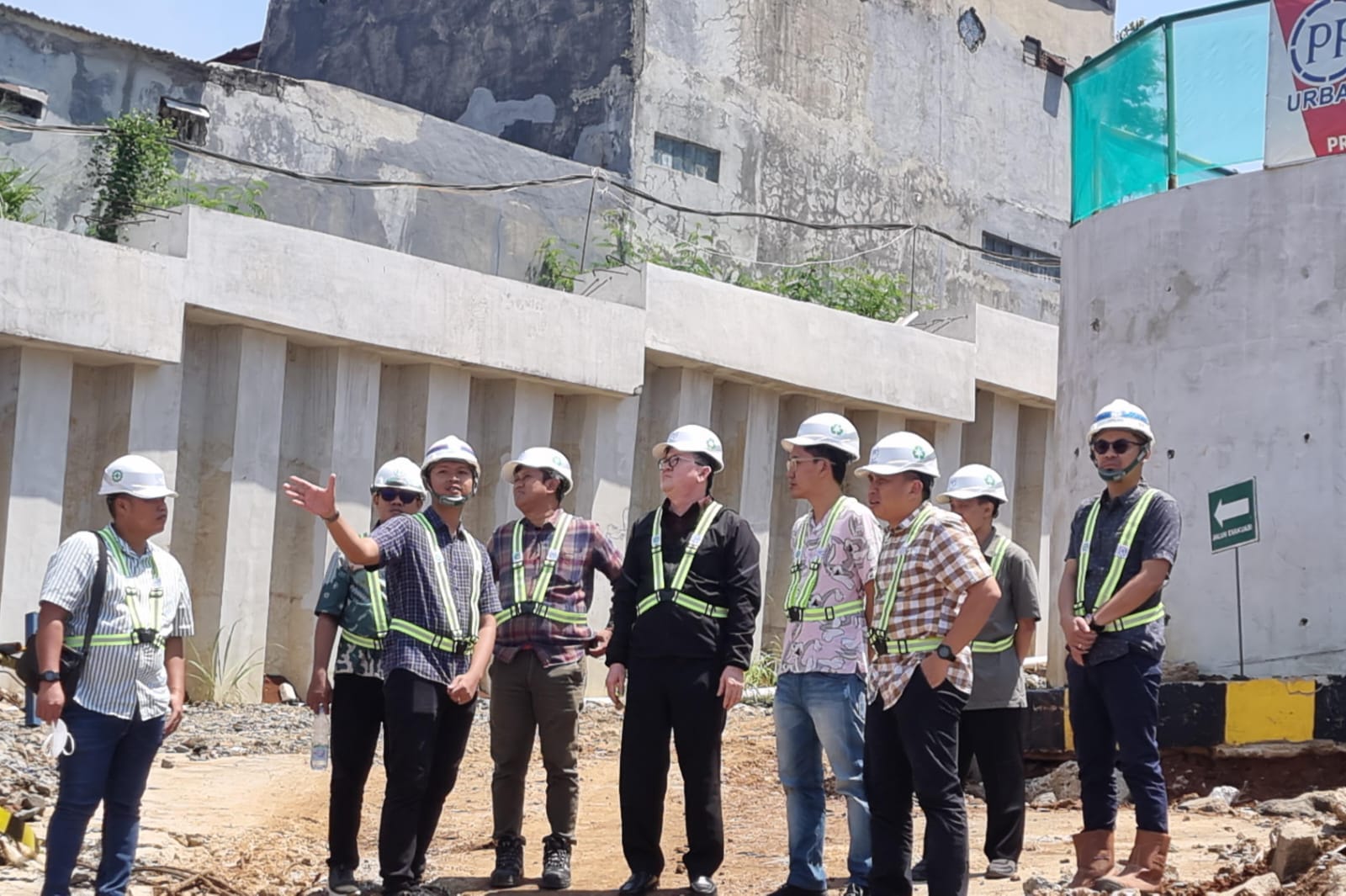 Kunjungan Kerja SMK – SMAK Bogor dalam rangka pengecekan kondisi proyek Pembangunan Gedung SMAK Bogor untuk normalisai Banjir