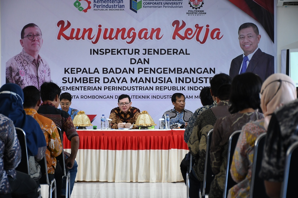 Pemantau Perkembangan pembangunan dan fasilitas pendidikan di Politeknik Industri Morowali